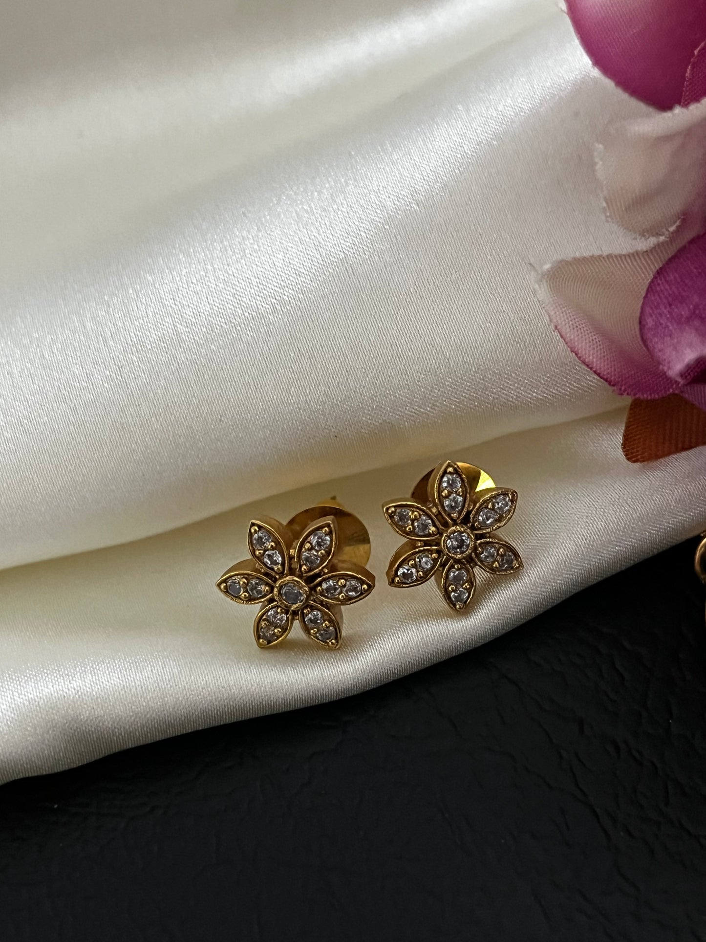 Celine Whisper - Floral Necklace Set