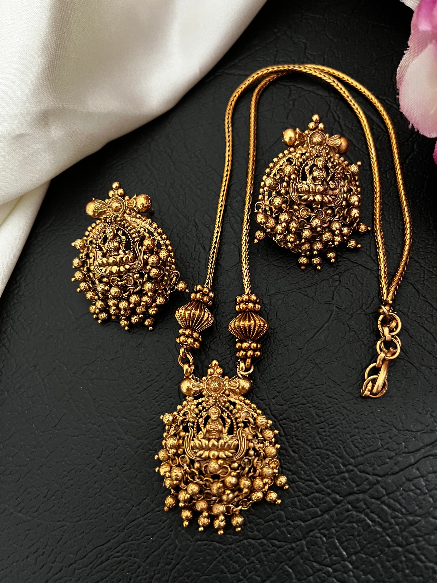 Shrivika – Lakshmi Devi Heritage Pendant Necklace Set