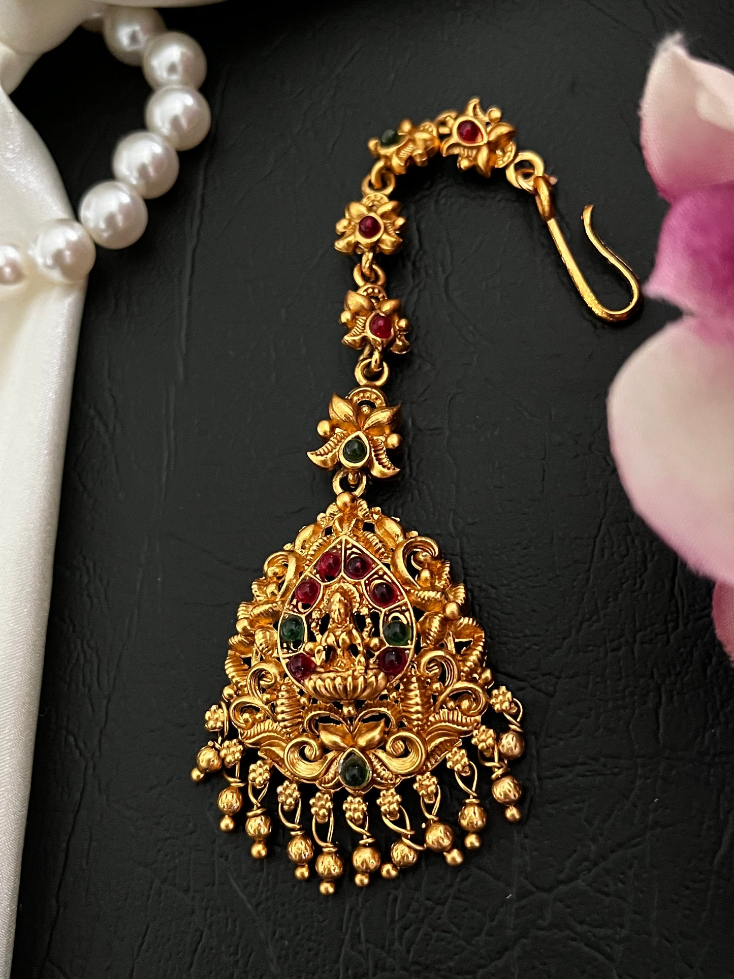 Saanvi – Lakshmi Temple Maang Tikka (Stone-Look Finish)