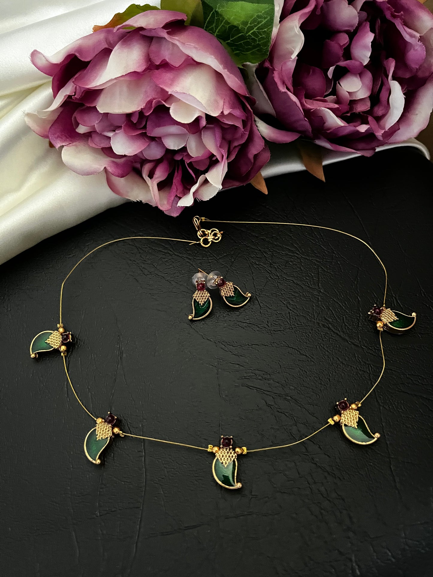 Thira - Palakka Floating Necklace Set