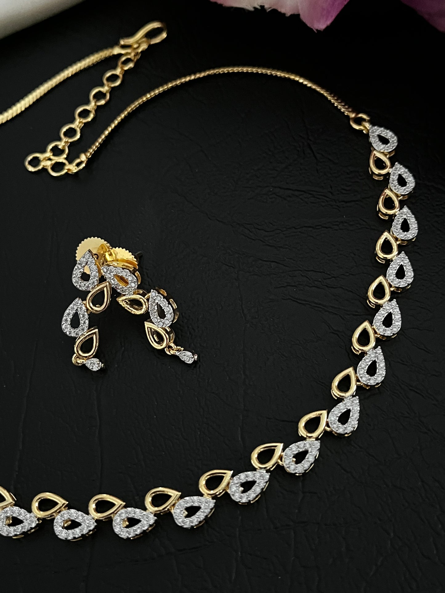 Aria – Lightweight Teardrop Necklace Set