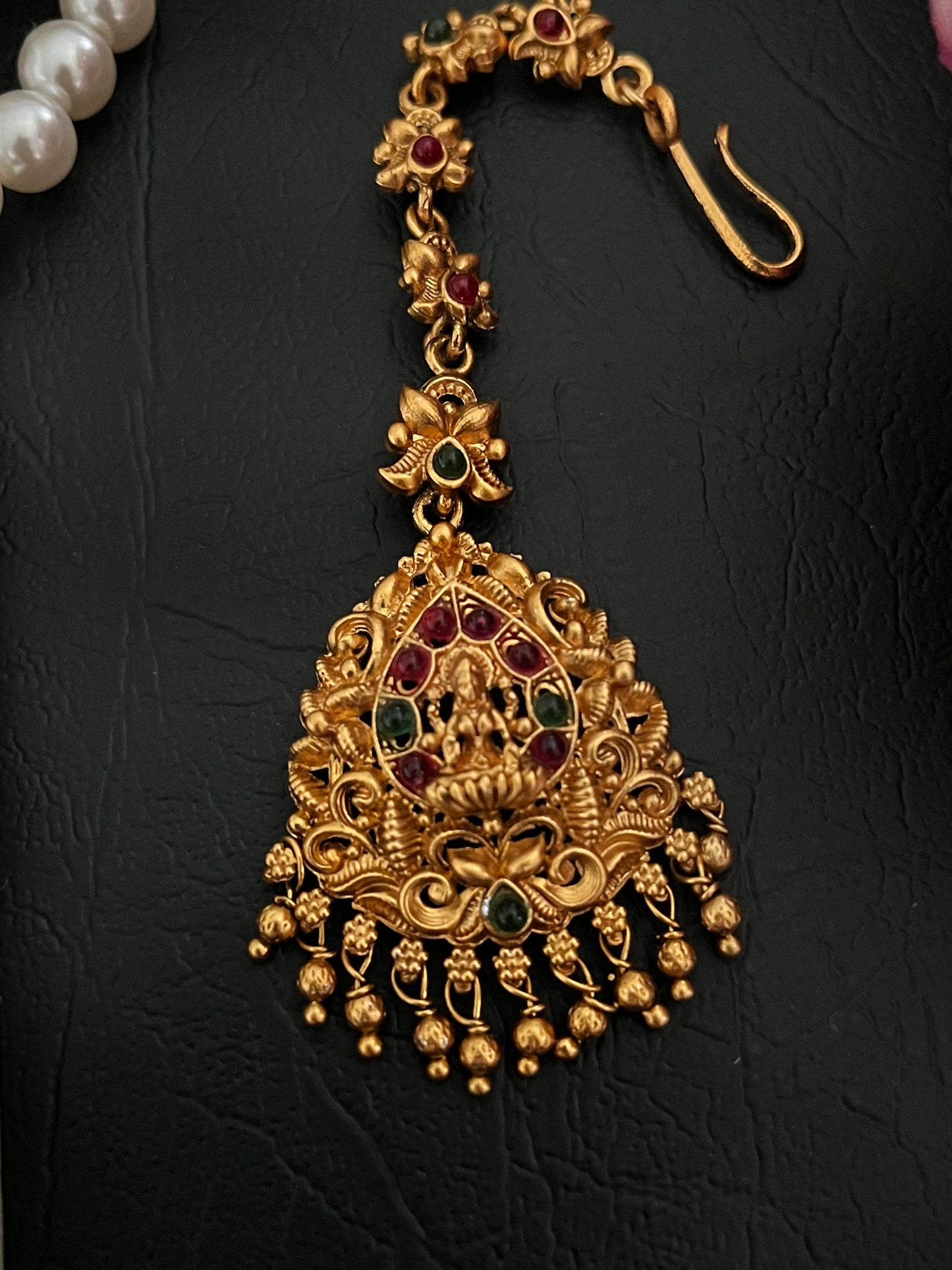 Saanvi – Lakshmi Temple Maang Tikka (Stone-Look Finish)