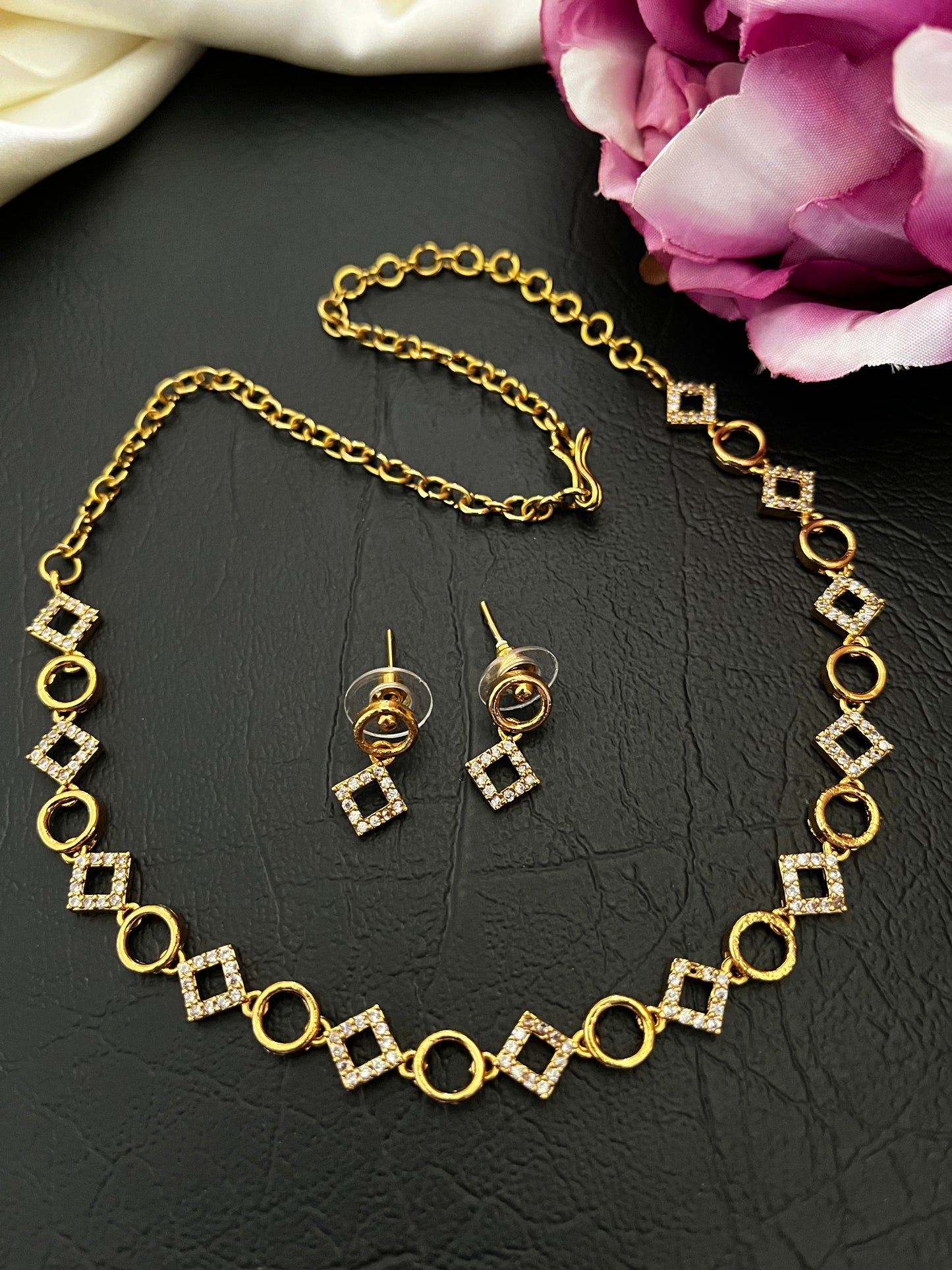 Aarika – Lightweight Geometric Necklace Set