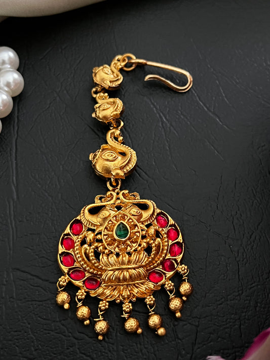 Vaidehi – Temple-Style Maang Tikka (Non-Idol, Stone-Look Finish)