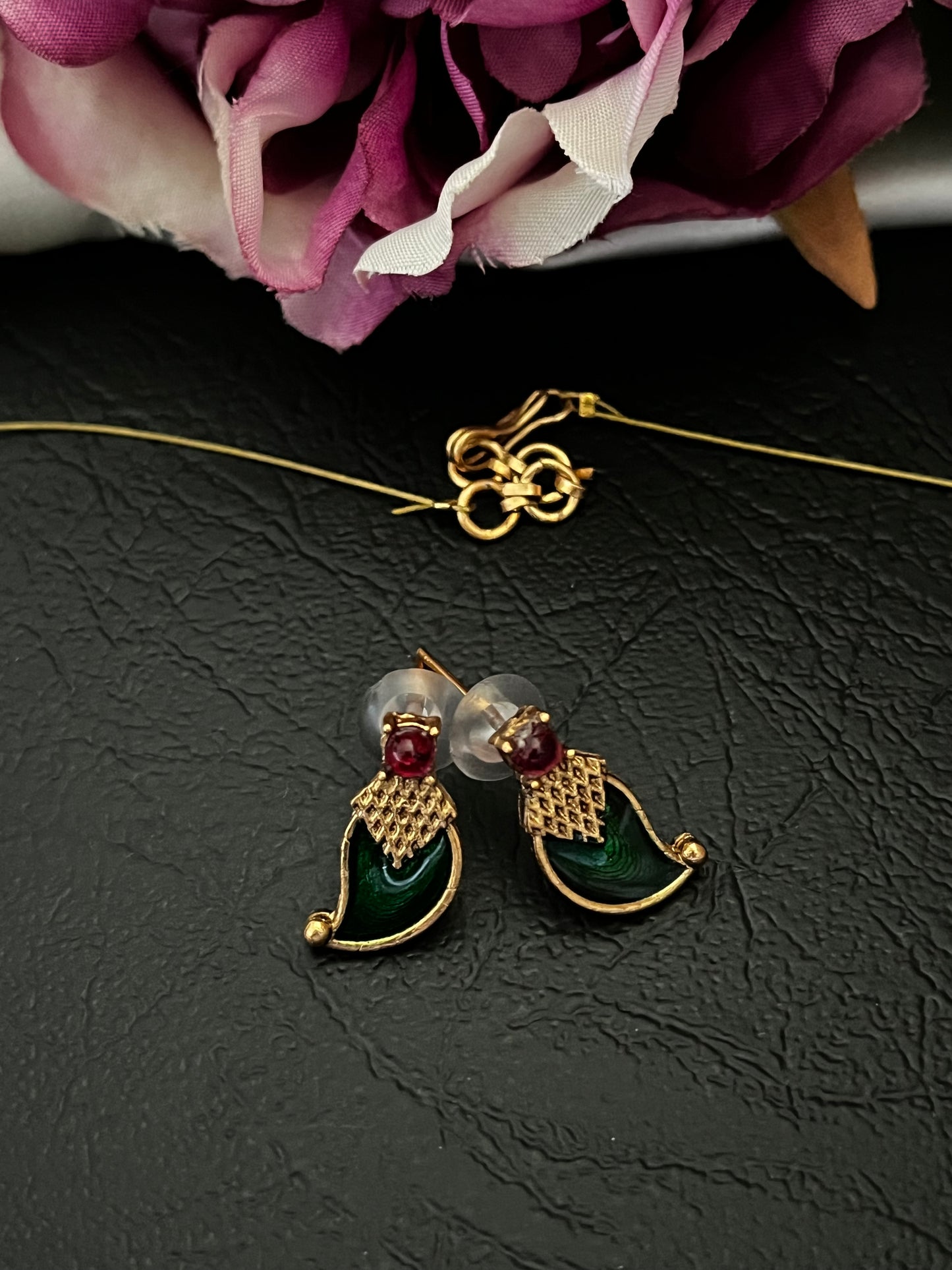 Thira - Palakka Floating Necklace Set