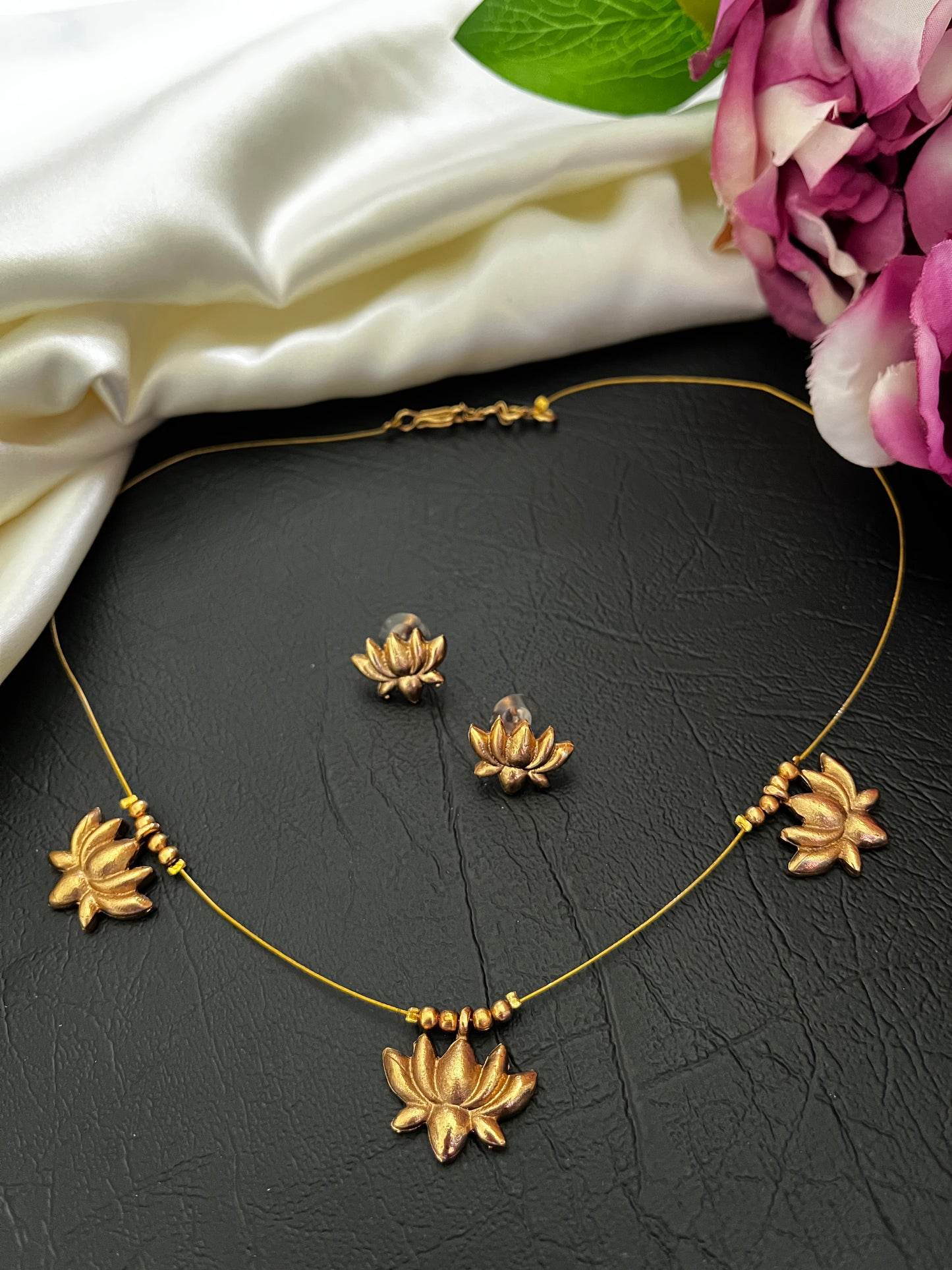 Soma Lotus Whisper – Invisible Three Lotus Necklace Set