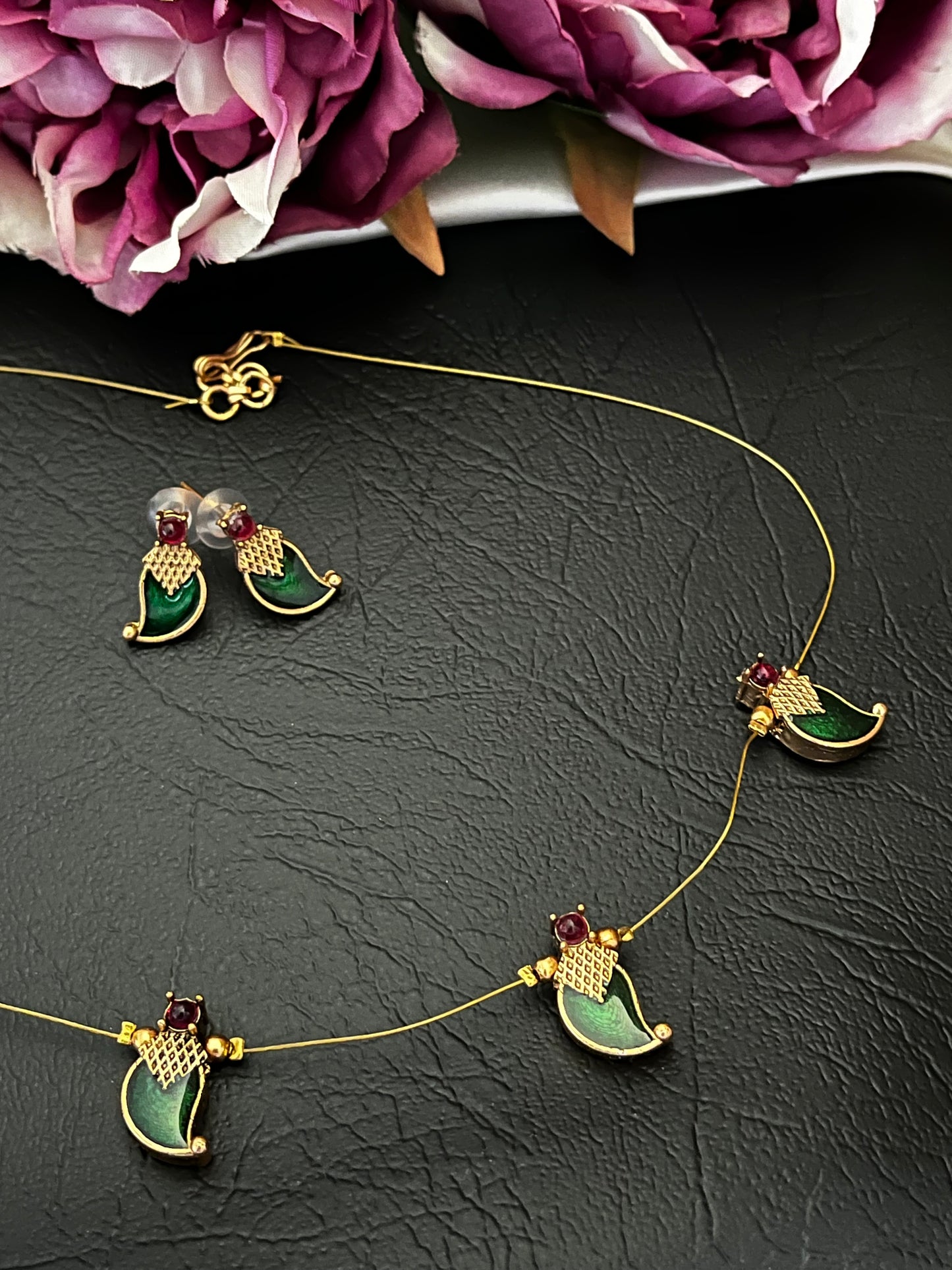 Thira - Palakka Floating Necklace Set