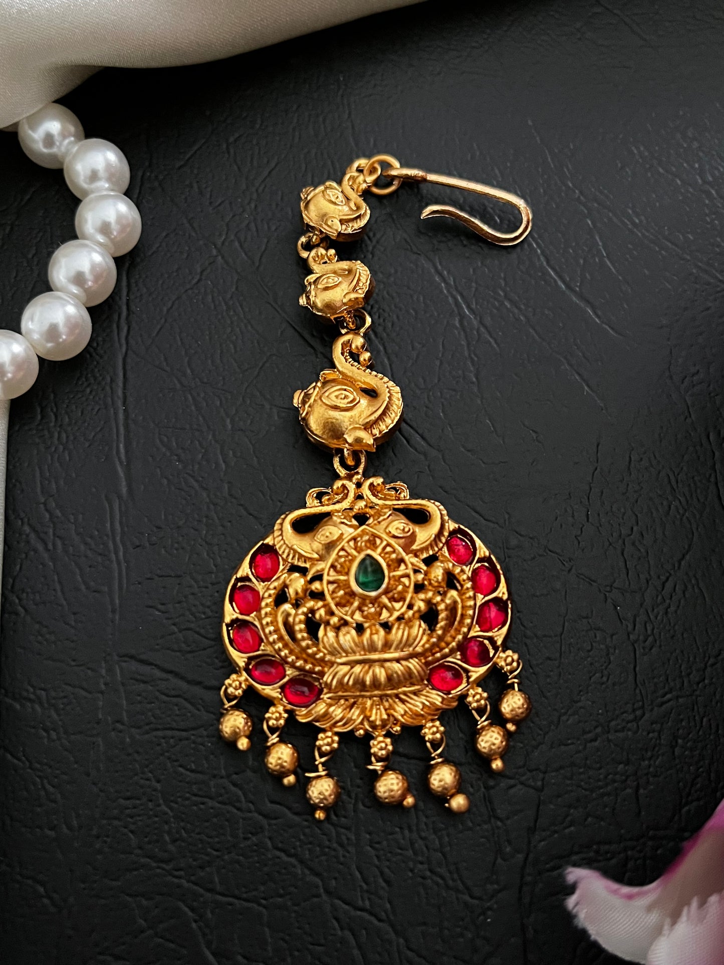 Vaidehi – Temple-Style Maang Tikka (Non-Idol, Stone-Look Finish)