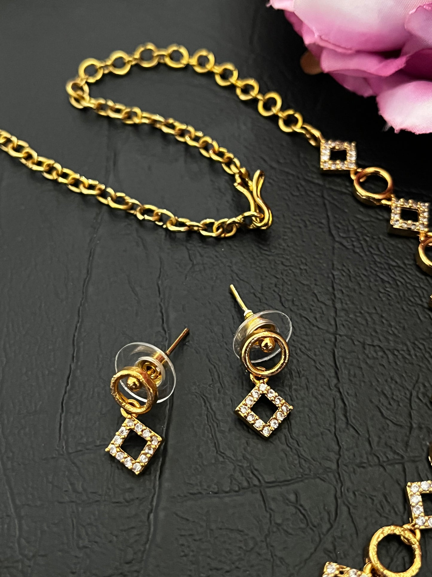 Aarika – Lightweight Geometric Necklace Set