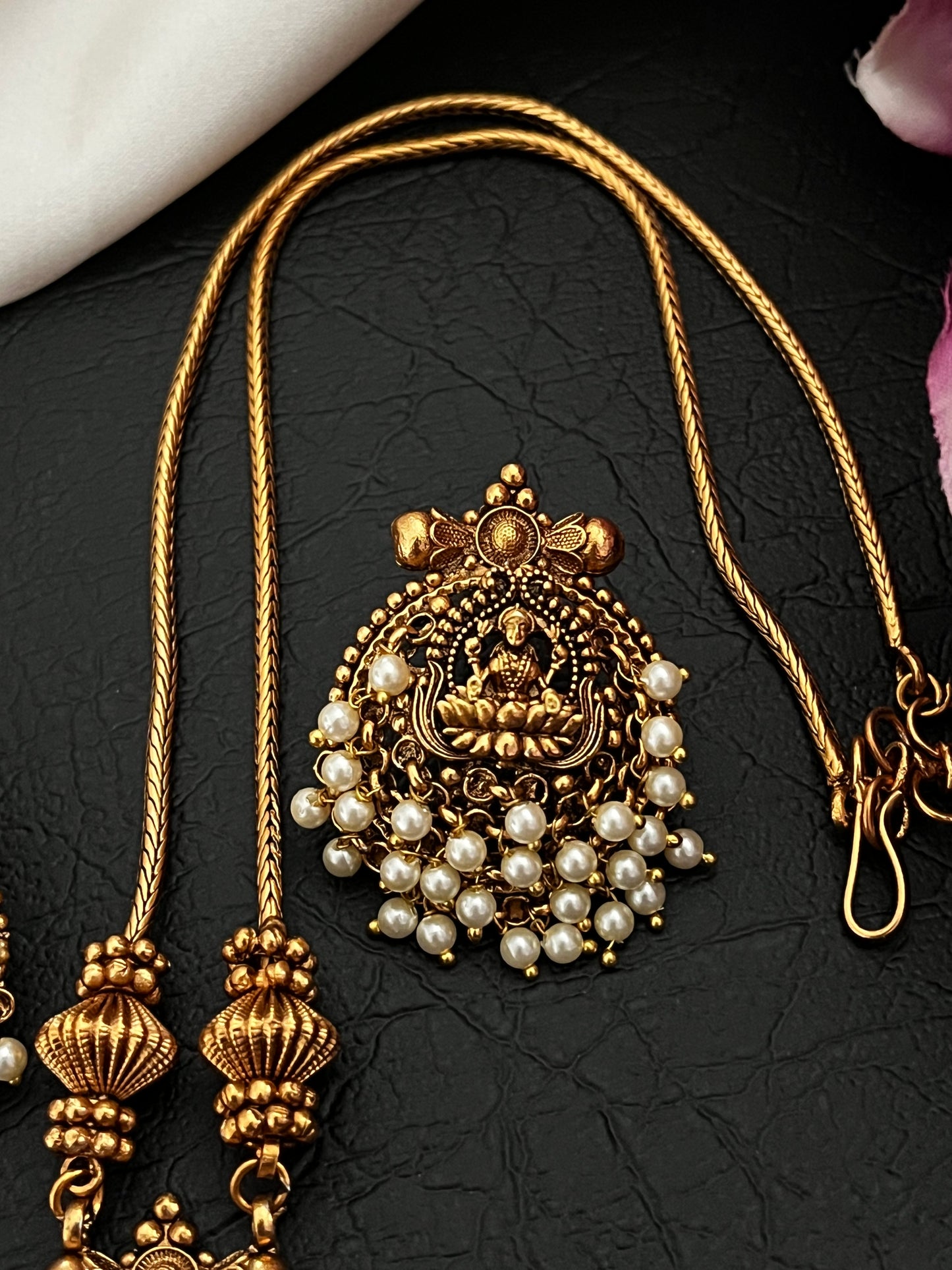 Shrivika – Lakshmi Devi Heritage Pendant Necklace Set