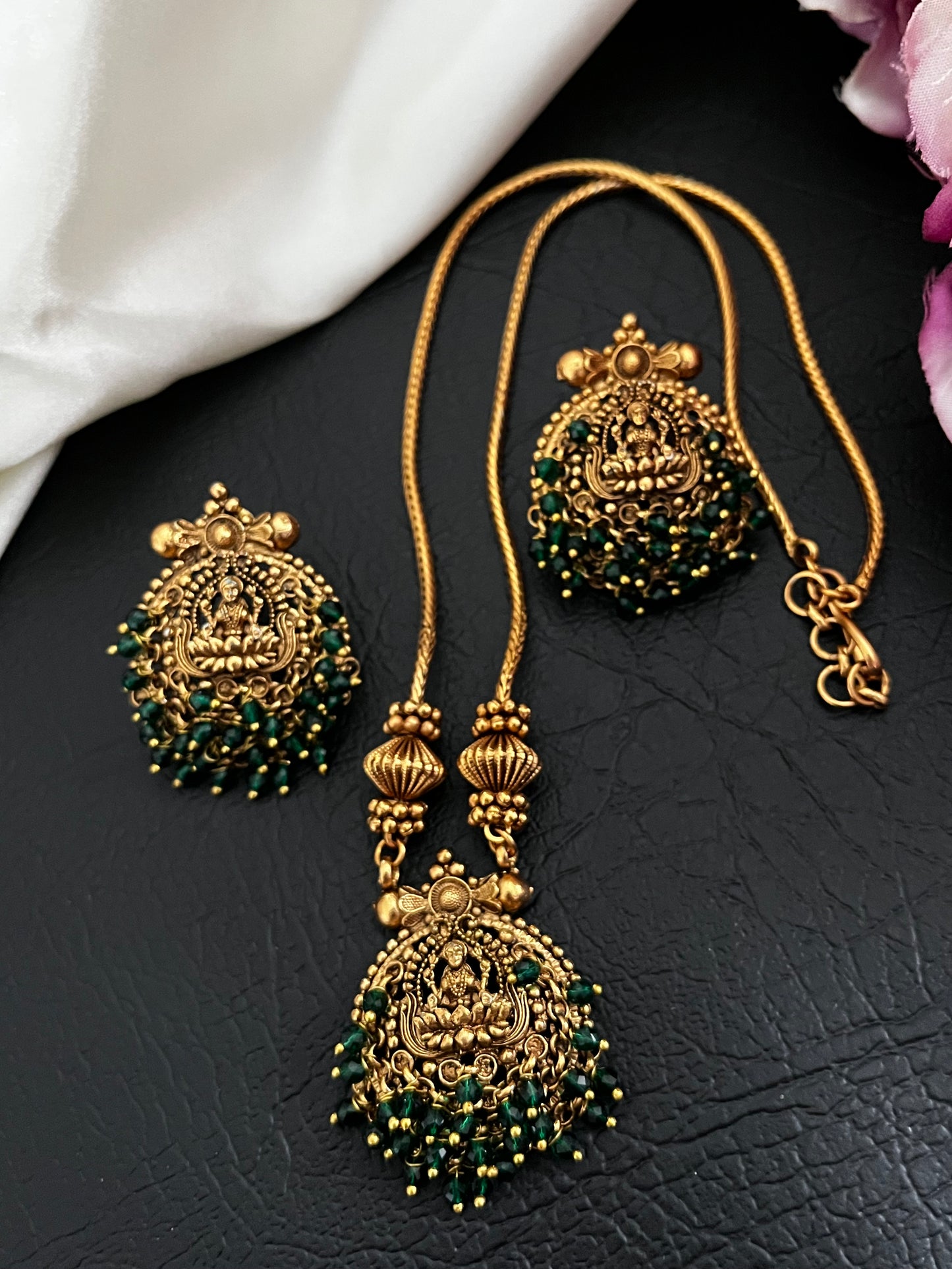 Shrivika – Lakshmi Devi Heritage Pendant Necklace Set