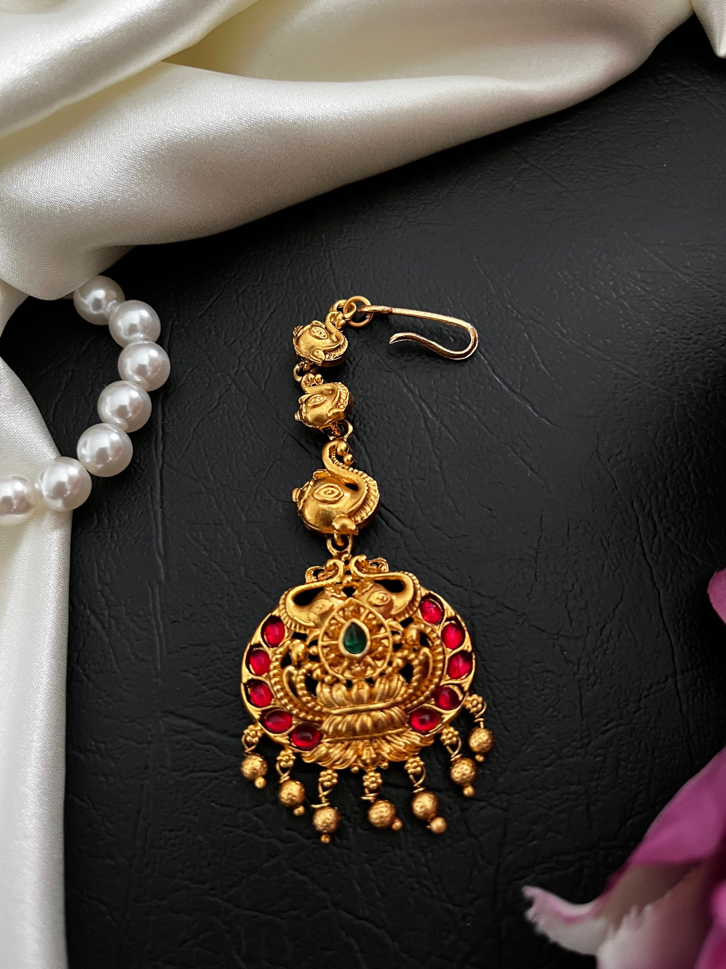 Vaidehi – Temple-Style Maang Tikka (Non-Idol, Stone-Look Finish)