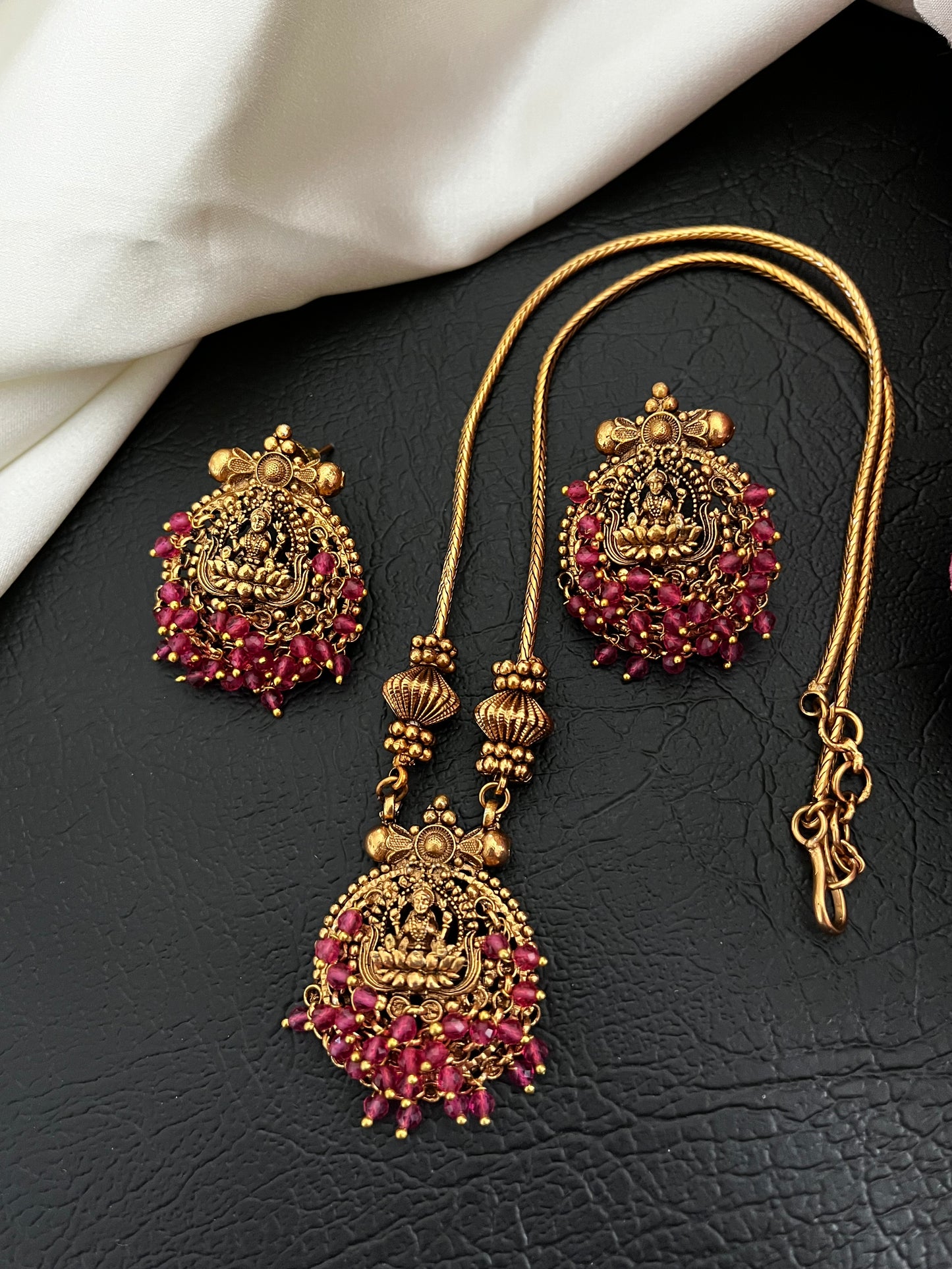 Shrivika – Lakshmi Devi Heritage Pendant Necklace Set