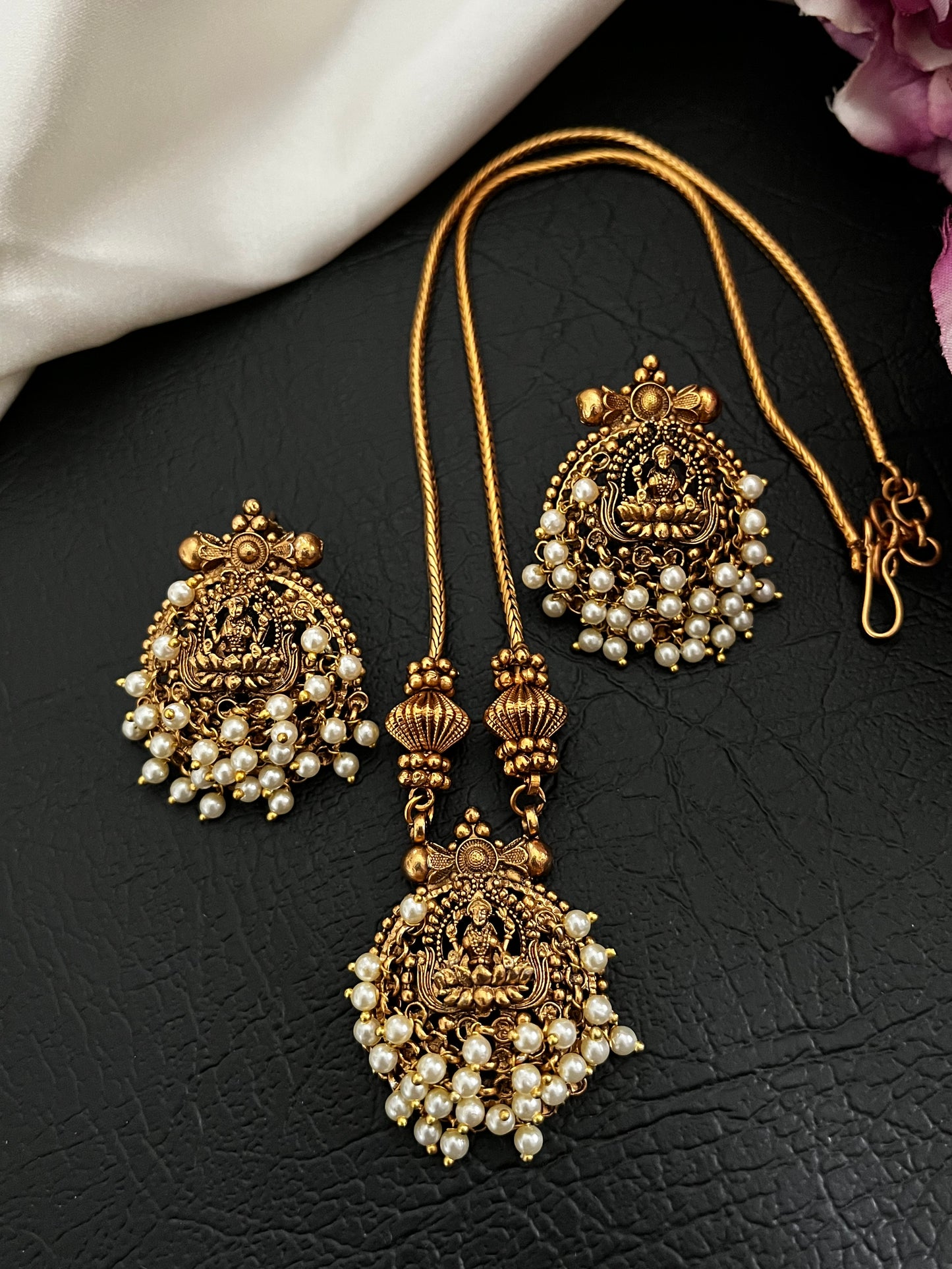 Shrivika – Lakshmi Devi Heritage Pendant Necklace Set
