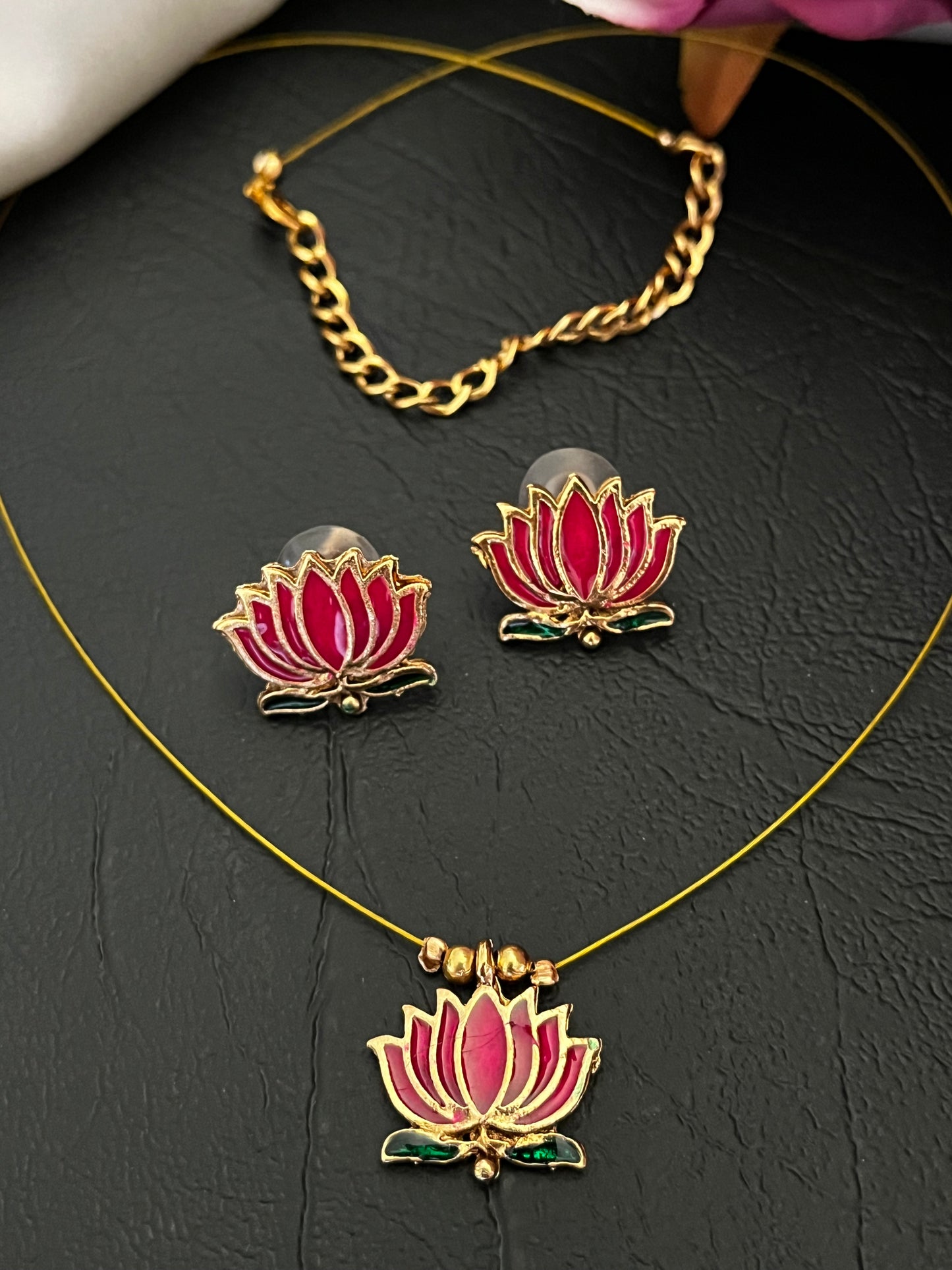 Kamini - Lotus Floating Necklace Set